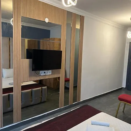 Hotel Grand Niki & *